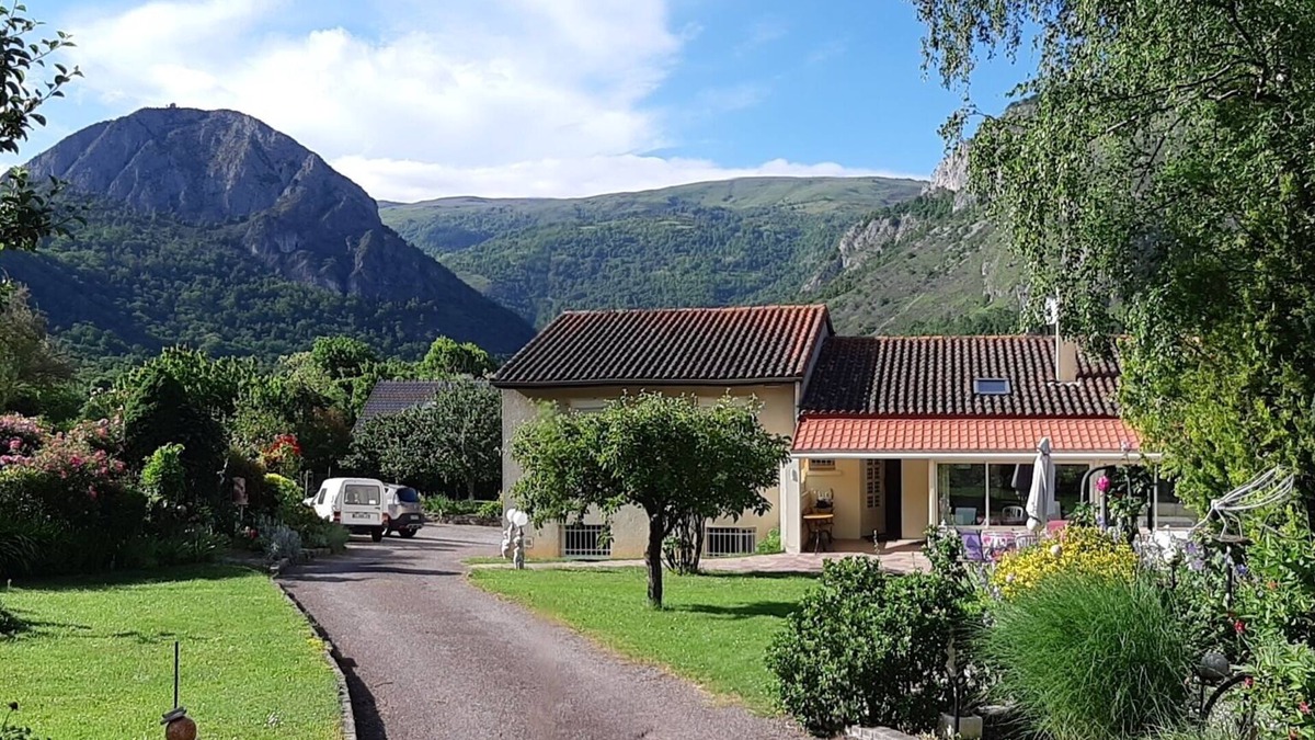 Tarascon-sur-Ariege House | Lotus cottage single storey house
