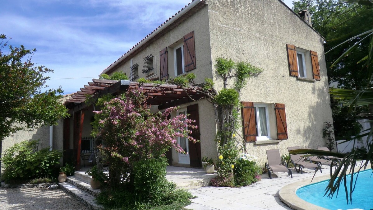 Vedene Villa | Lou Brès in Provence near Avignon with swimming pool and private gardens Wi Fi and air conditioning