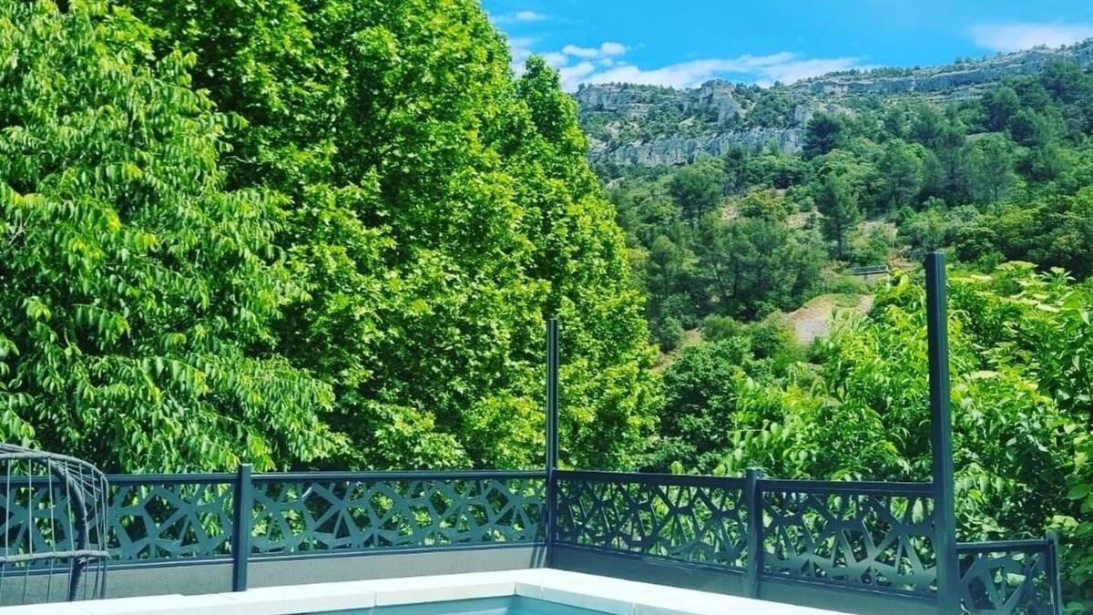 Fontaine-de-Vaucluse House | Lou Roucas : Pleasant village house with view