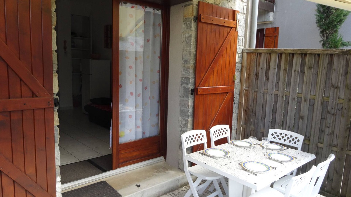 Peyragudes Apartment | Loudenvielle. Large T2 cabin 4/6 pers. comfortable, terrace with a blind