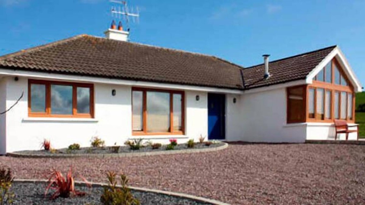 Union Hall Cottage | LOUGH CLUHIR COTTAGE, pet friendly in Union Hall, County Cork