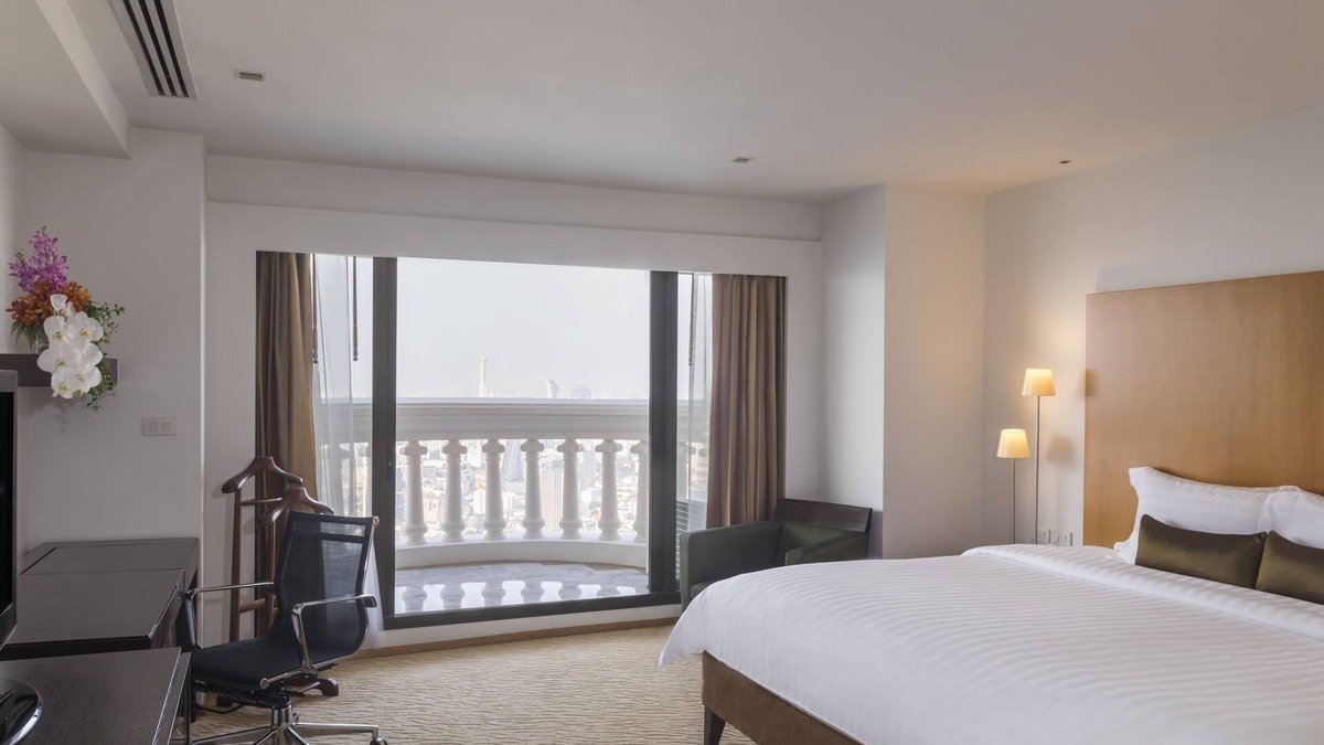 Bang Rak Apartment | Lounge Access City-View with Breakfast