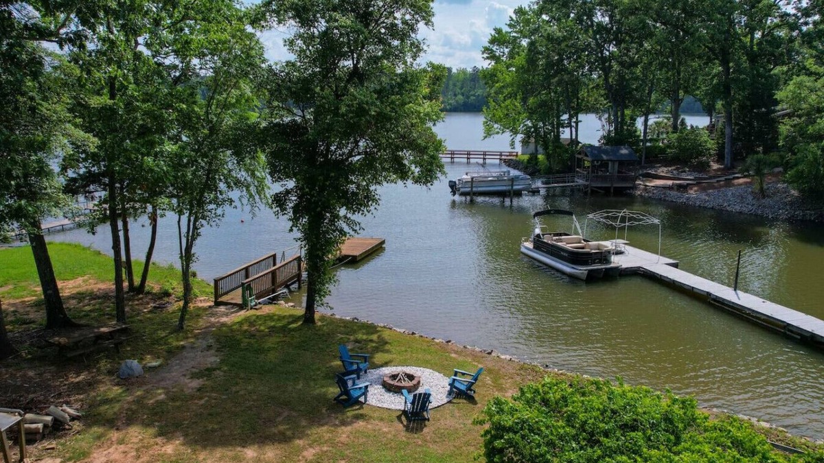 Prosperity House | Lounge on Lakewood | Sleeps 10 | Lakefront!