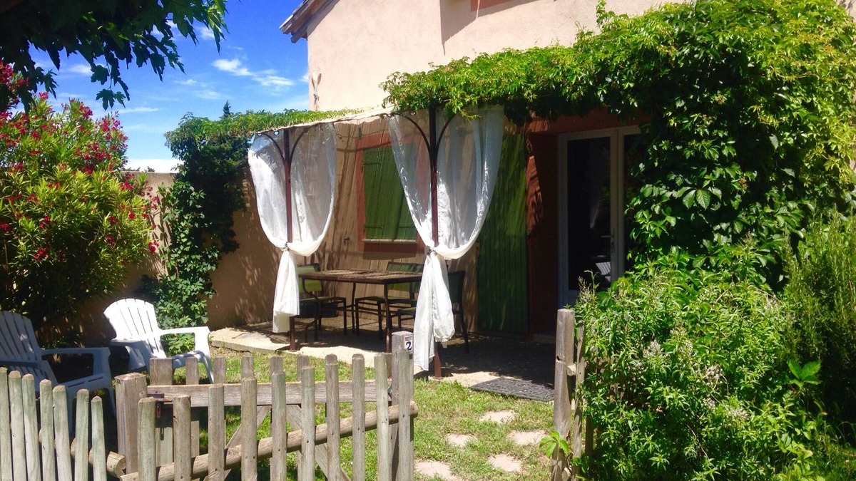 Saint-Saturnin-les-Avignon Cottage | Lovely 2 to 4 person rental, private pool 5000m2, 12km from Avignon