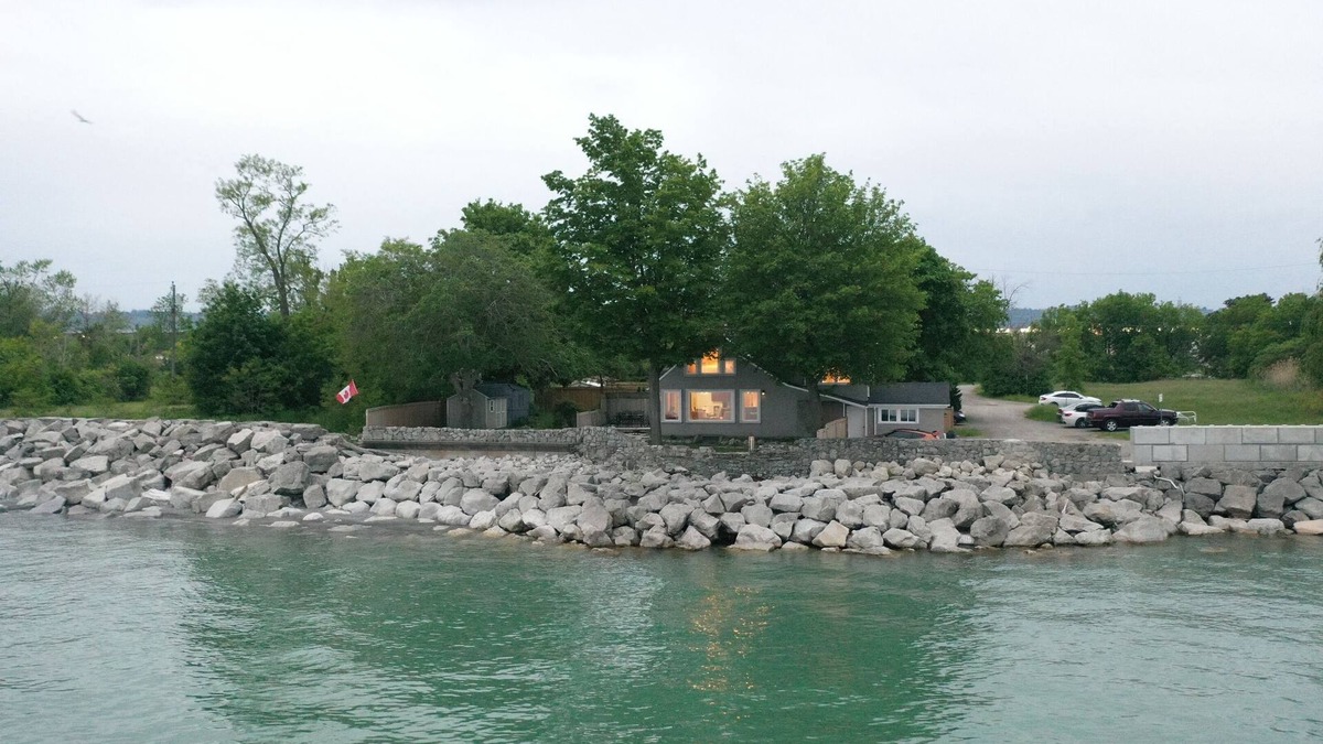 Stoney Creek Bed & Breakfast | Love on the Lake – Romantic Lakefront Updated Cottage with Private Beach