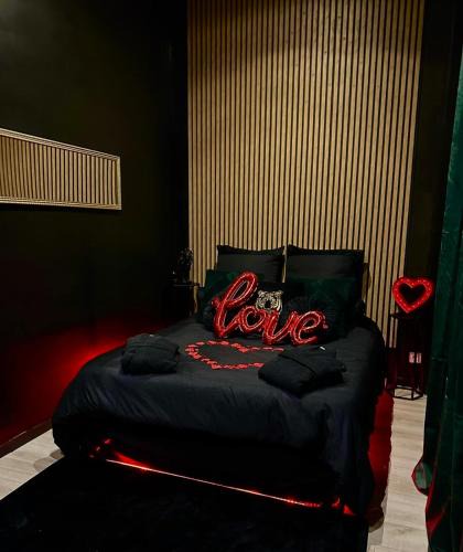 Saint-Marcel Villa | Love room avec Jacuzzi by Villa Queen Marseille
