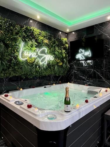 Saint-Ouen-l'Aumone Apartment | Love Room, Luna Spa