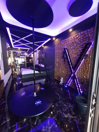 Miniac-Morvan Hotel | love room mes petits secrets miniac morvan avec jacuzzi privatif