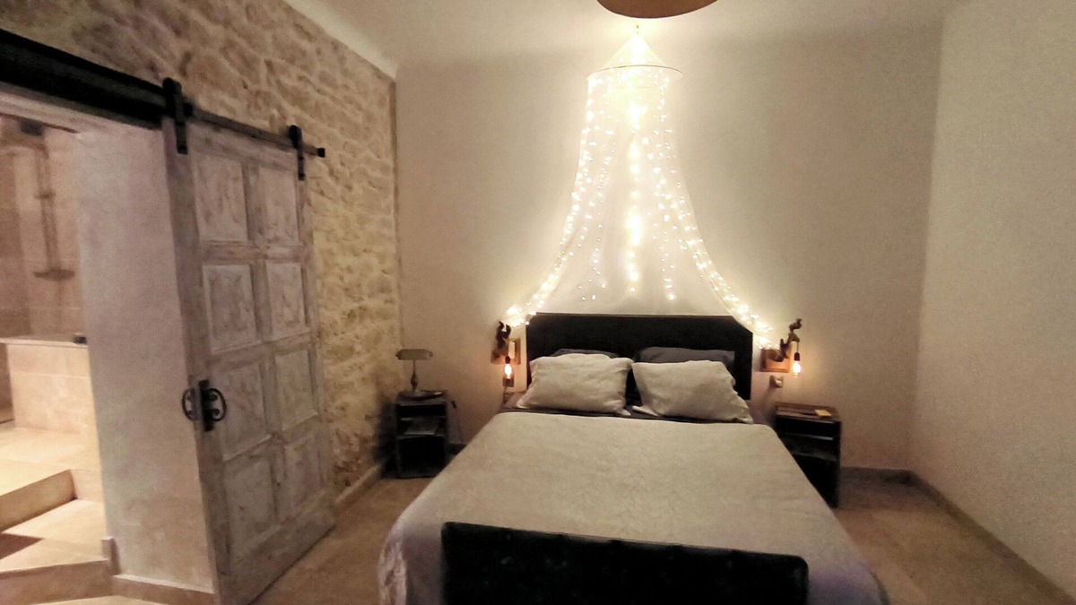 Carpentras Bed & Breakfast | Love room with indoor Jacuzzi and private pool in the middle of the woods
