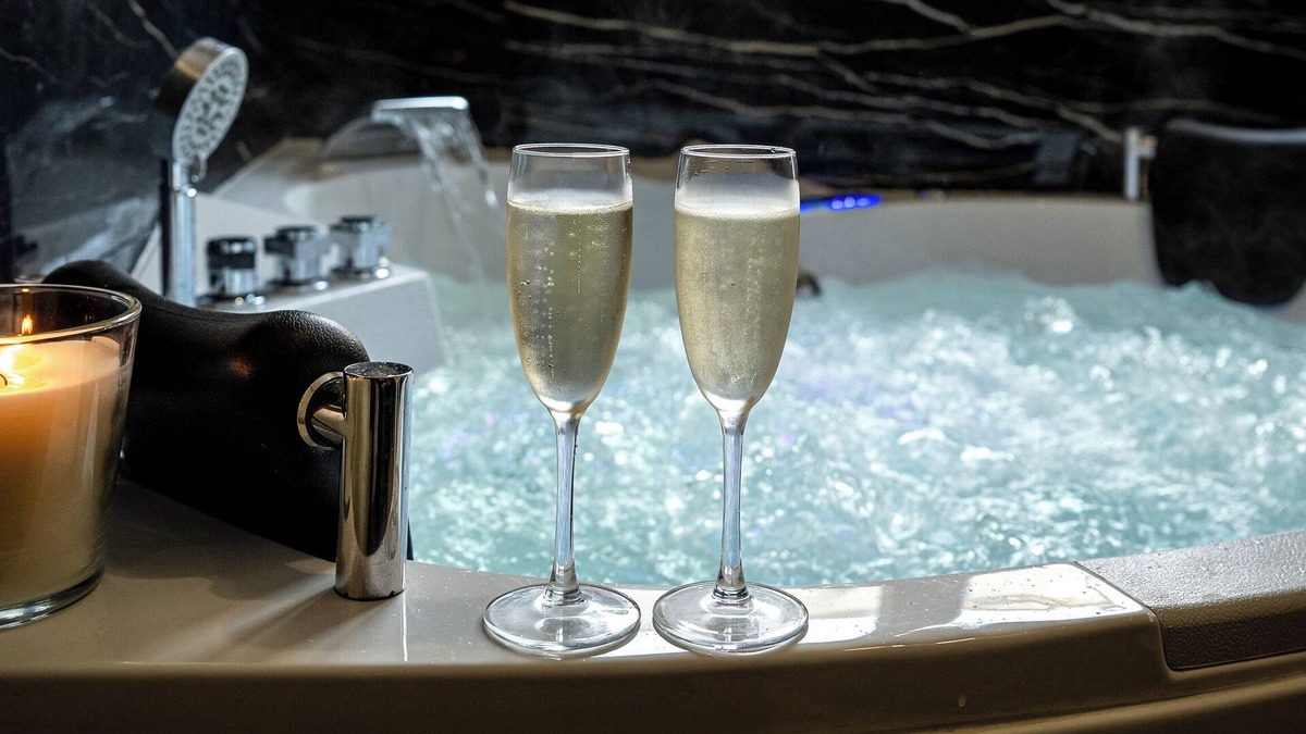 Nord - Gare Apartment | Love Room with jacuzzi and round bed - Le Mans, Love Room with jacuzzi and round bed