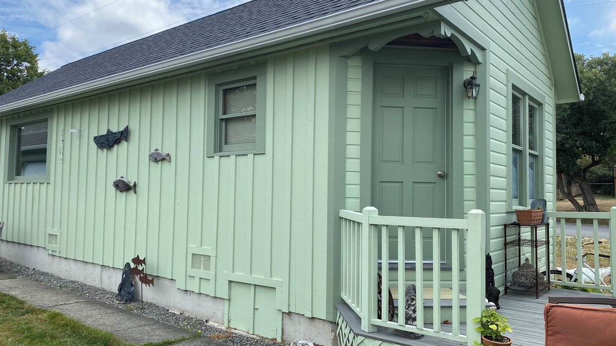 Coupeville Cottage | LoveJoy Cottage in quaint historic Coupeville. views of Penn Cove - Pet friendly