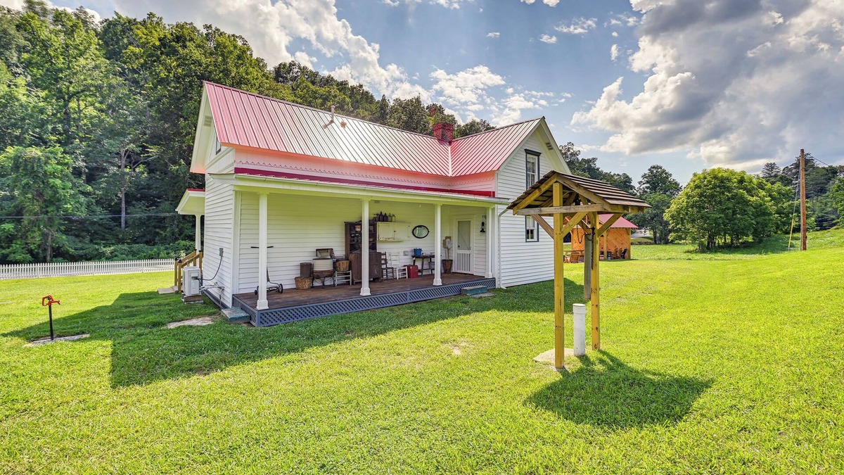 Booneville House | Lovely 1800’s Booneville Home w/ Antique Furniture