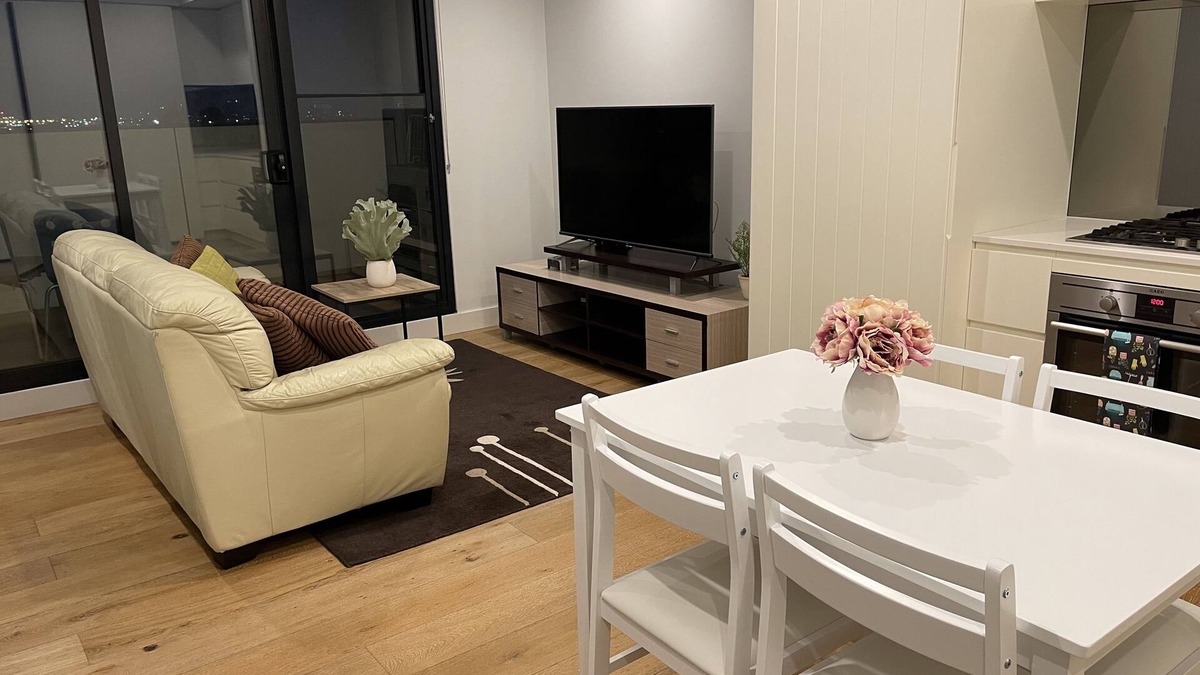 Moonee Ponds Condo | Lovely 1BD condo with free parking + city view
