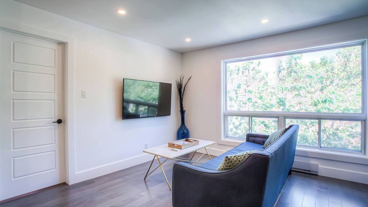 Pointe-Saint-Charles Apartment | Lovely 2 BDRs renovated condo near DT, metro