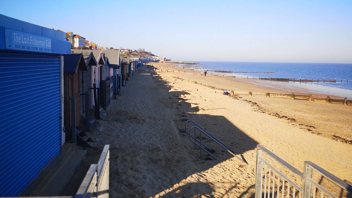Walton on the Naze Cabin | Lovely 2-bed Caravan in Walton on the Naze