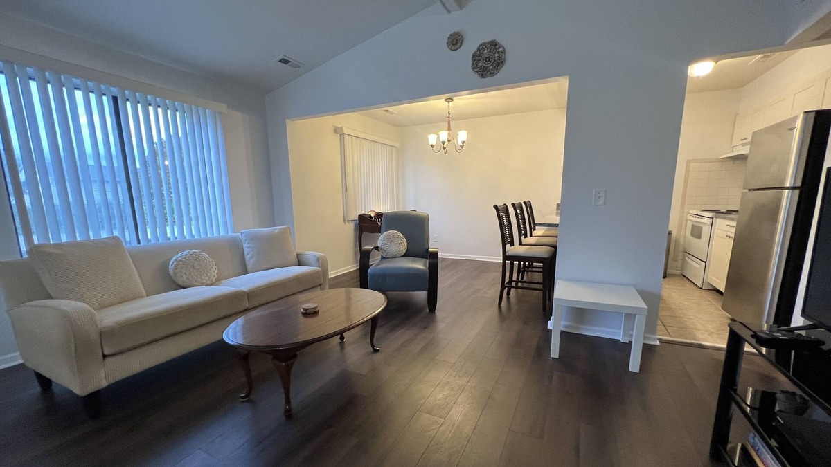 Macomb Condo | Lovely 2 bedroom condo in great location with free parking