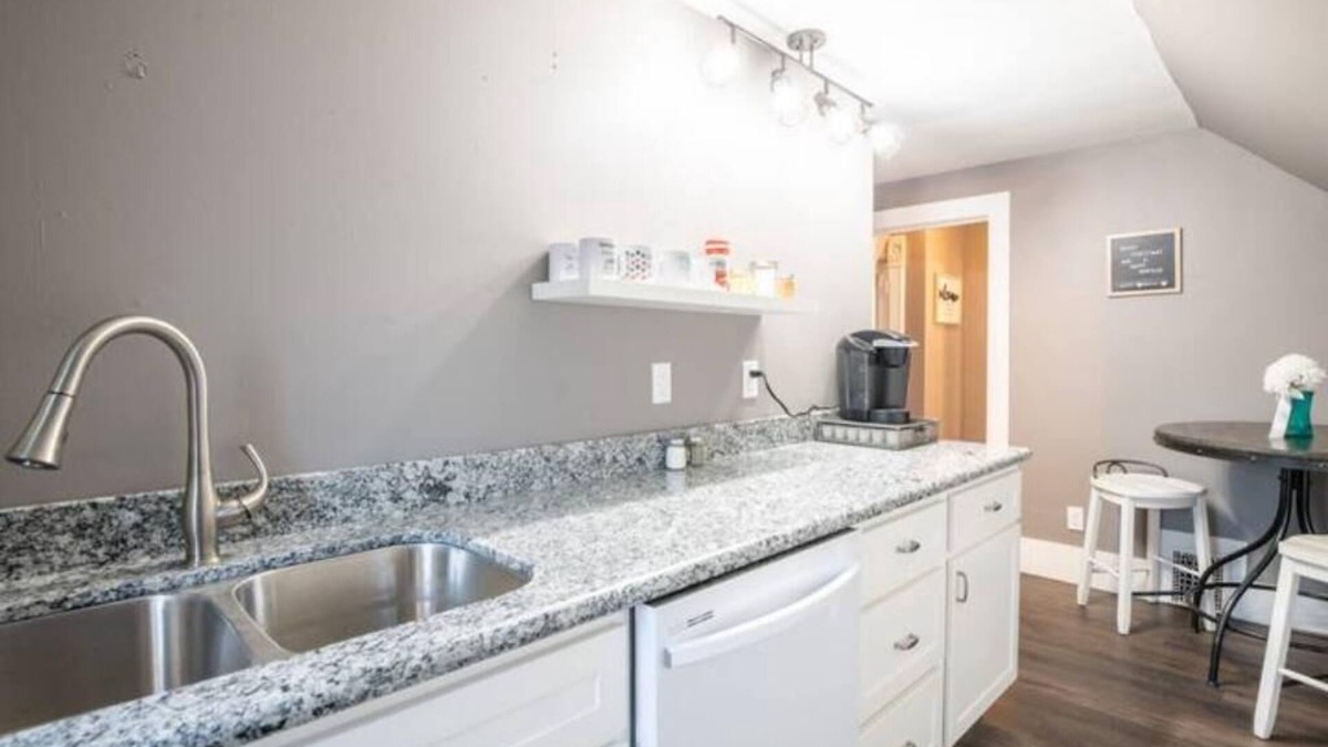 Metamora Apartment | Lovely 2 Bedroom 1 block From the Town Square