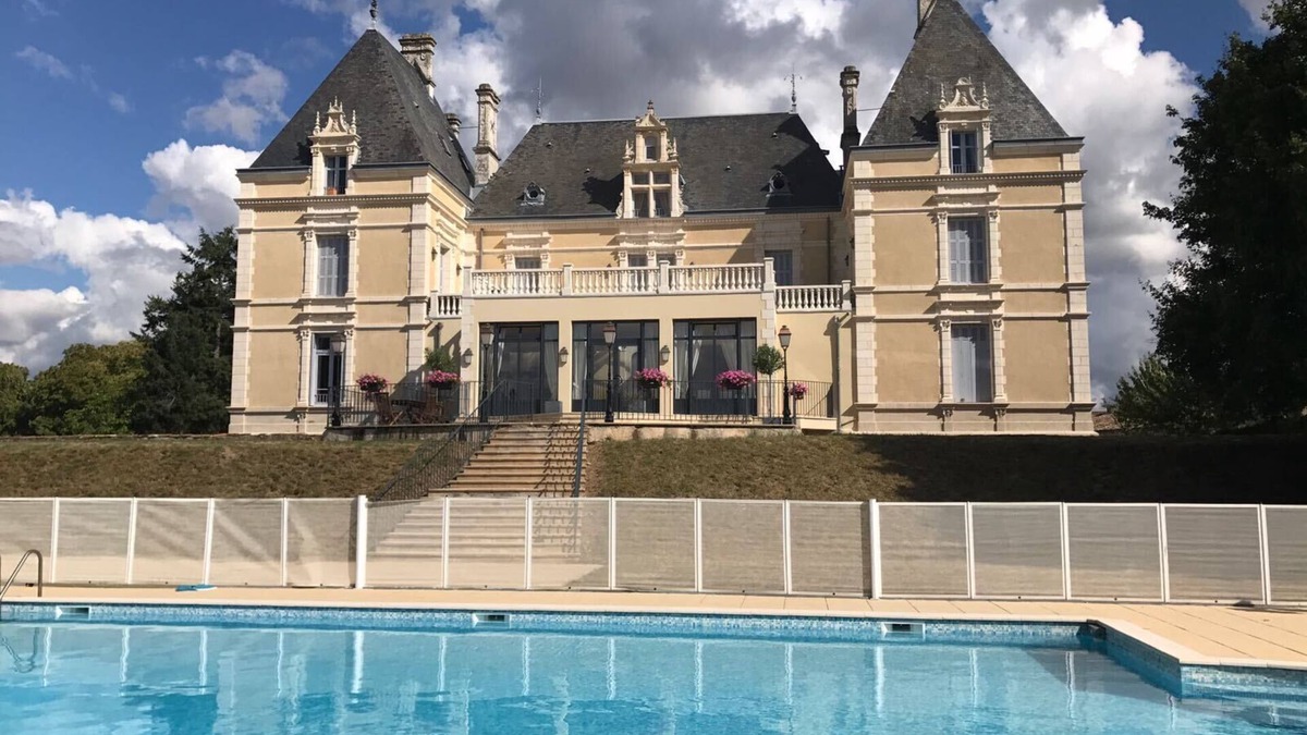 Les Forges Apartment | Lovely 2 bedroom apartment Chateau in large grounds with 25M outdoor pool.
