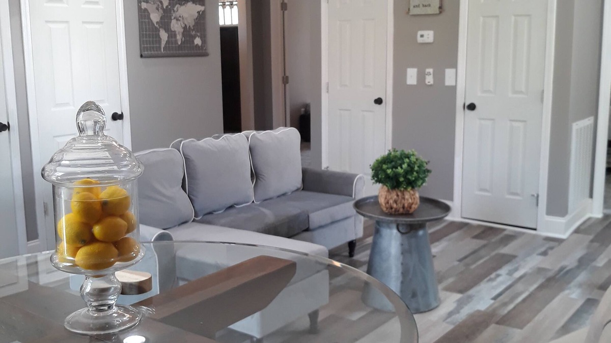 Dandridge House | Lovely 2 BEDROOM Historic loft close to Gatlinburg, Seiverville & Pigeon Forge