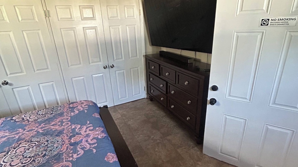 Woodmere House | Lovely 2-bedroom house with AC in Baltimore