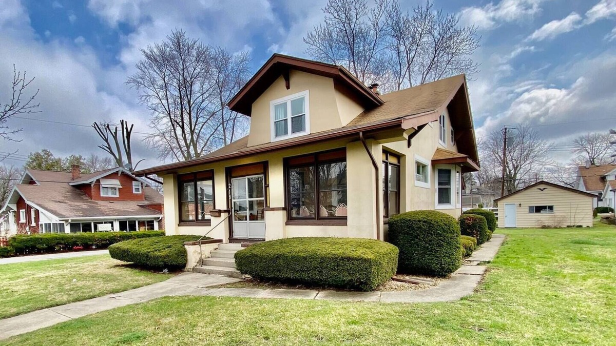 Crown Point Apartment | Lovely 2 bedroom just a few blocks from the square