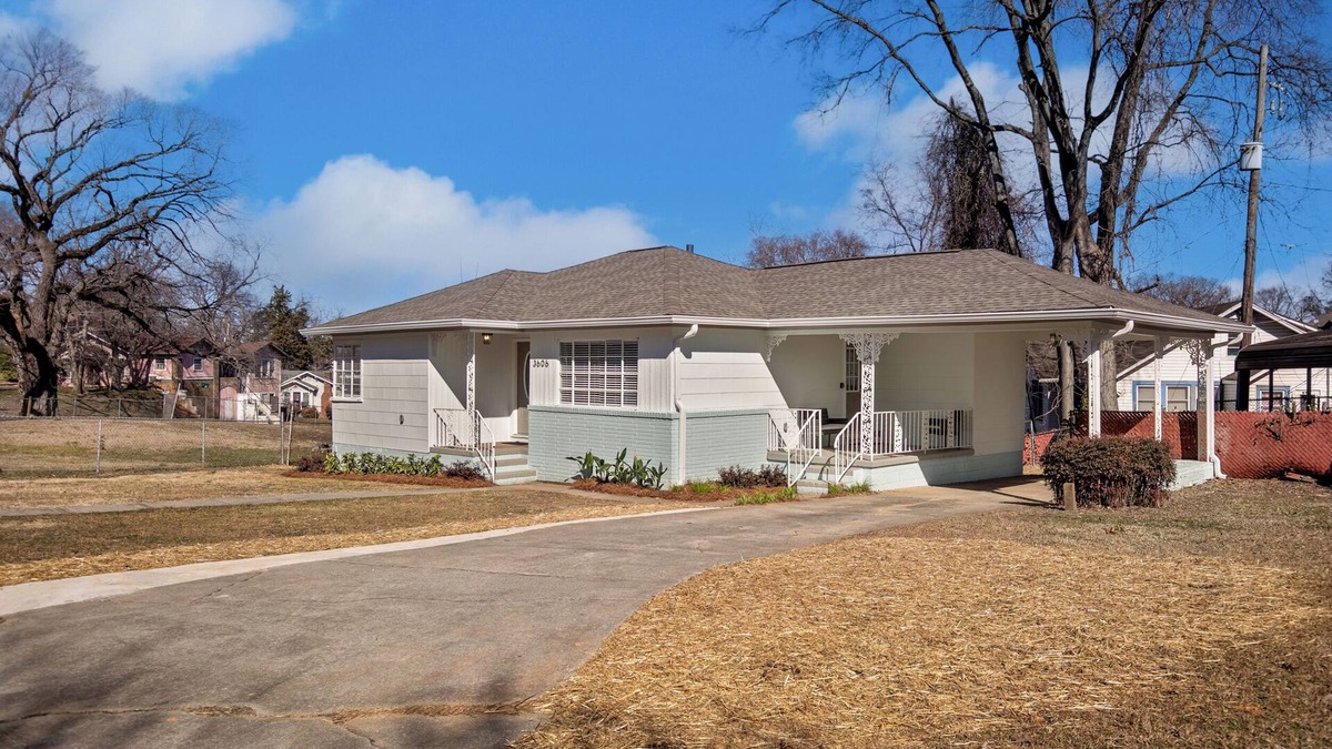 Norwood House | Lovely 2-bedroom mid-century house with AC in Birmingham