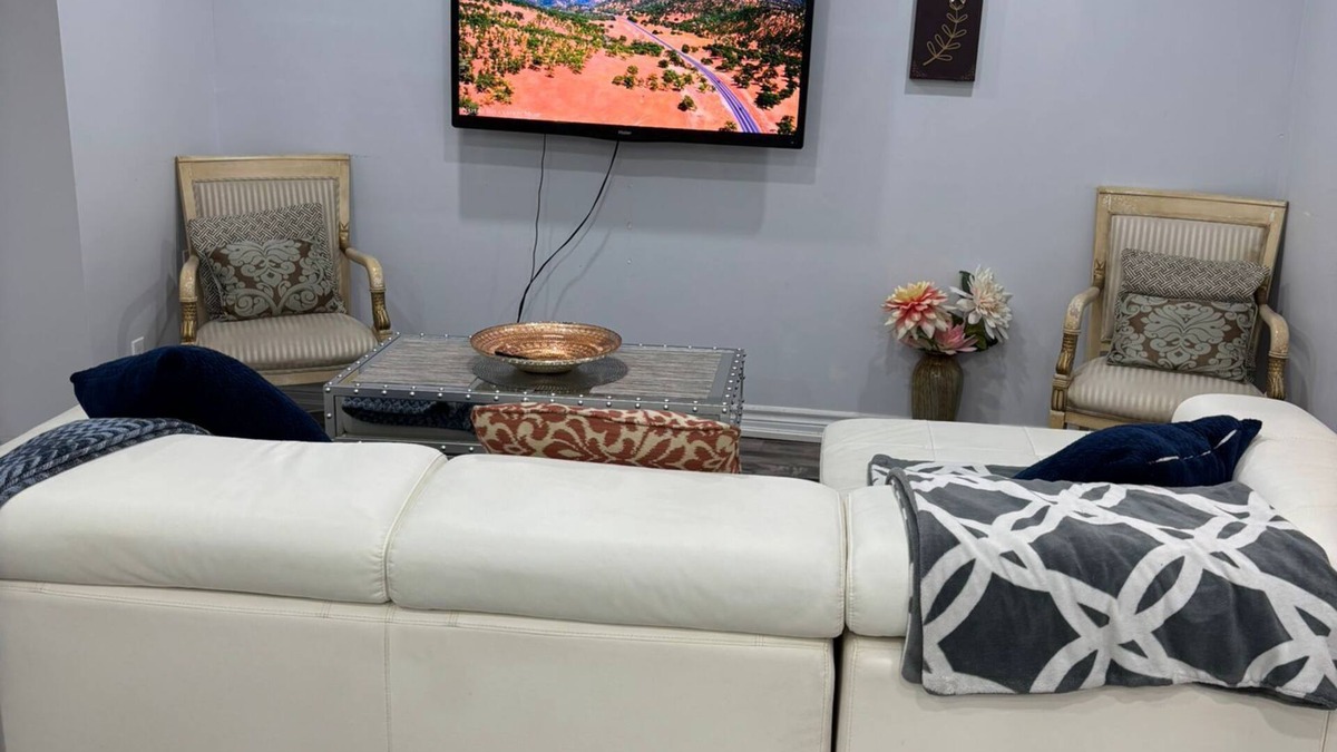 Streetsville Apartment | Lovely 2-Bedroom Rental Unit in Streetsville.