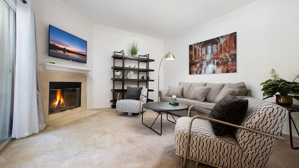 Oak Park House | Lovely 2-bedroom Shadow Ridge townhouse