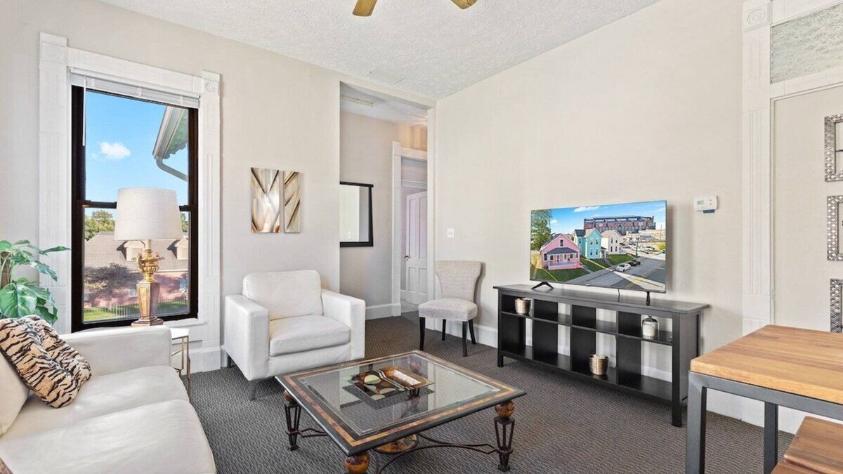 Babe Denny House | Lovely 2 bedroom Town Home - Close To It All!