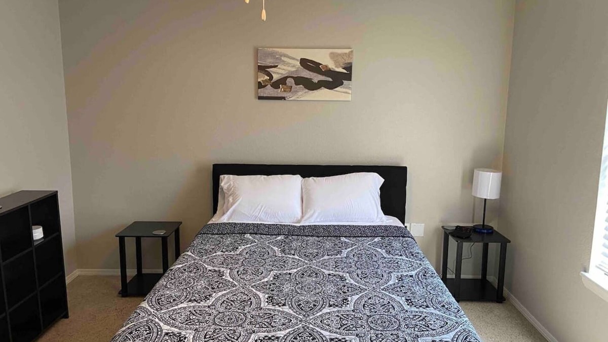 Clovis House | Lovely 2 bedroom w/2 bathroom cozy & clean rental