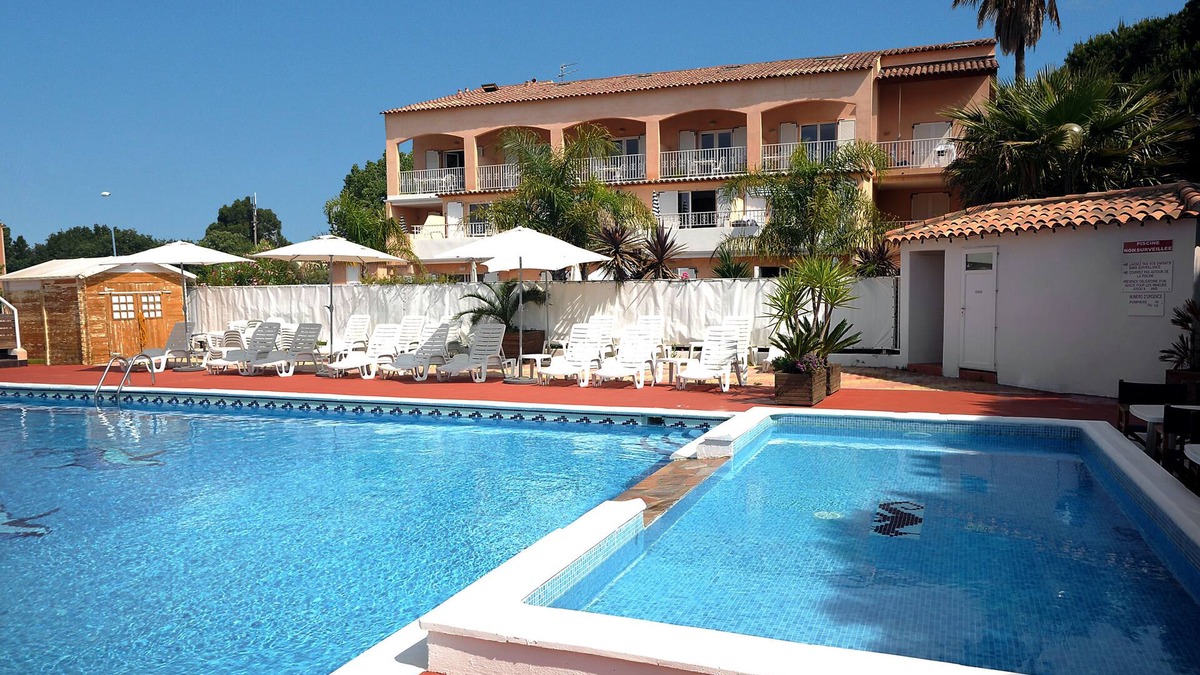 Les Bormettes Apartment | Lovely 2-person studio 250 meters from the BEACH with HEATED SWIMMING POOL & TENNIS (101)