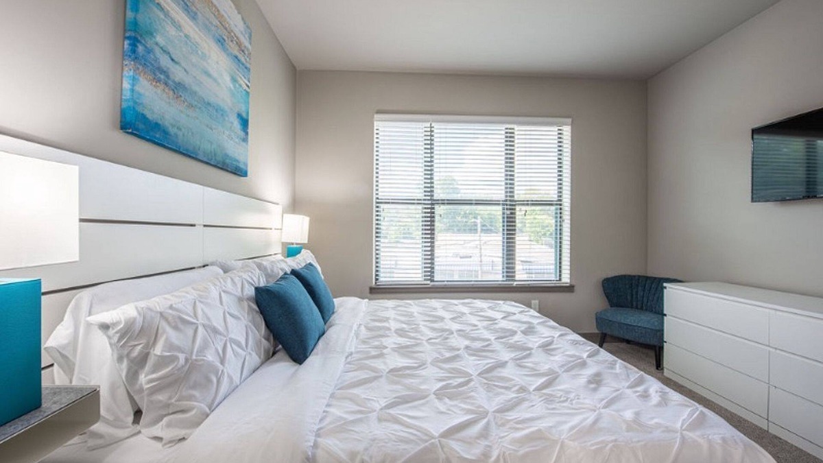 Loring Heights Apartment | Lovely 2BDRM unit, Midtown w/FREE Parking
