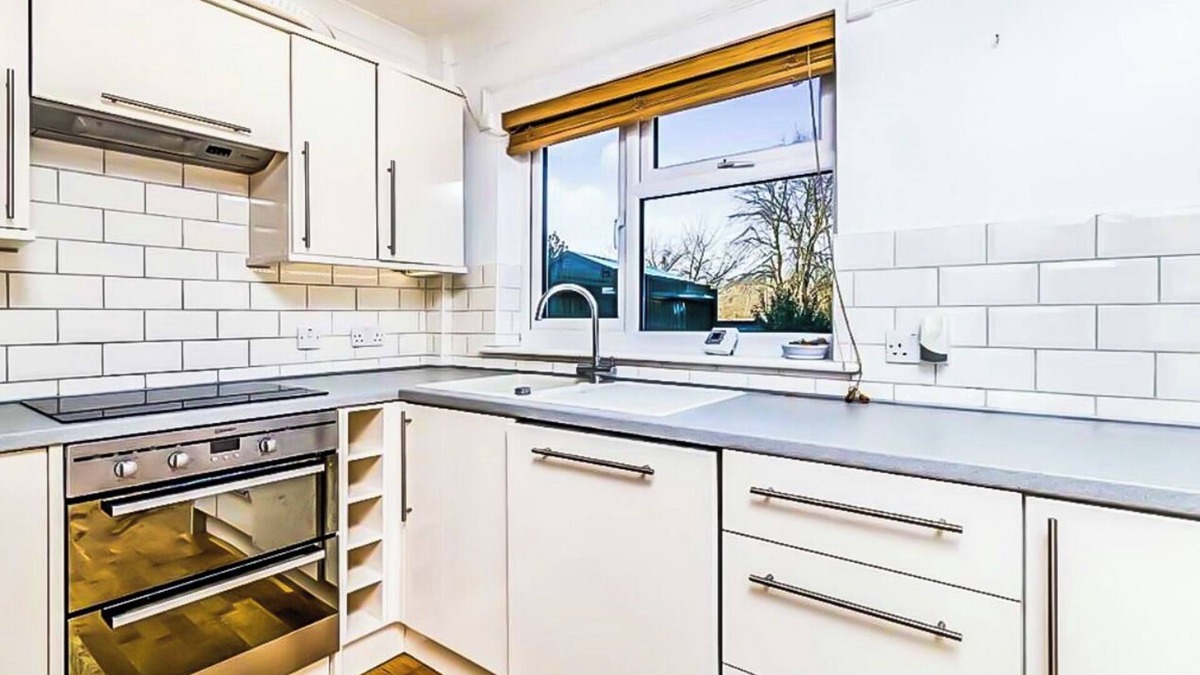 Little Holland House | Lovely 3 bed home in London with free parking & a garden