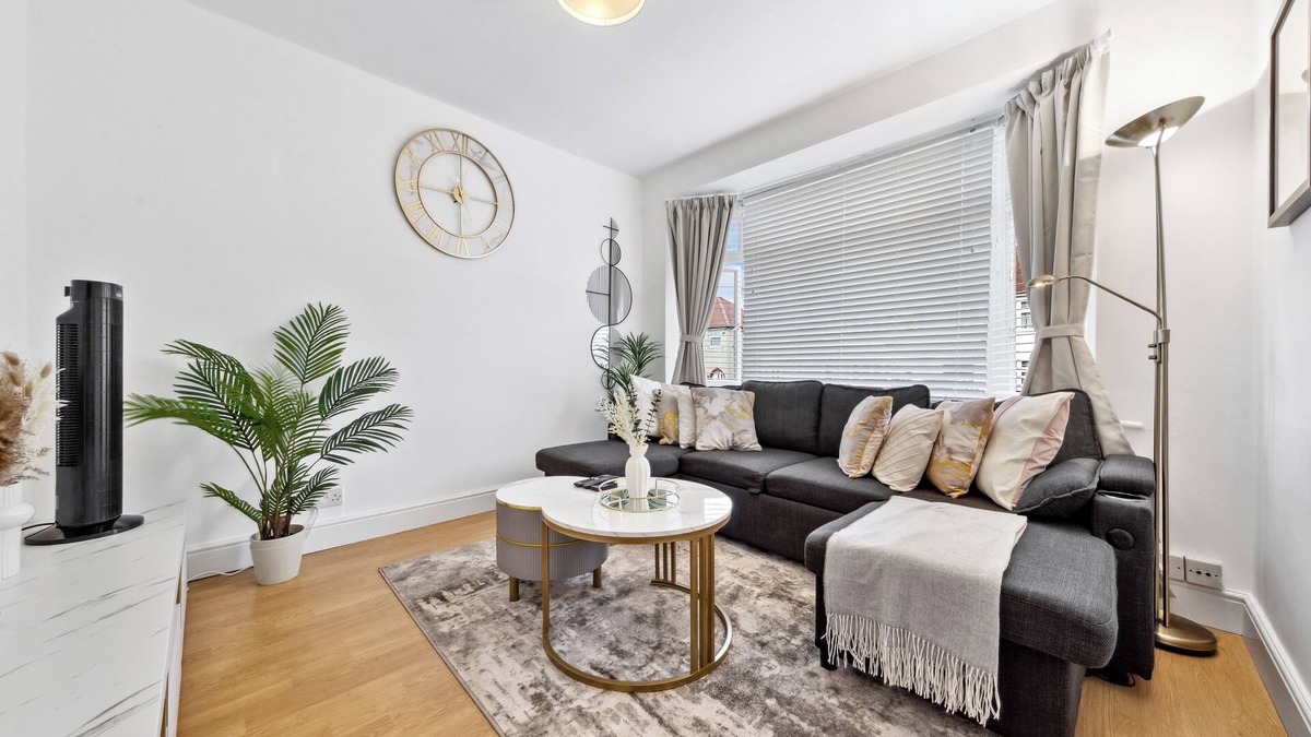 Dartford House | Lovely 3-bed house in Dartford. WiFi, free parking, garden near Blue Water &M25