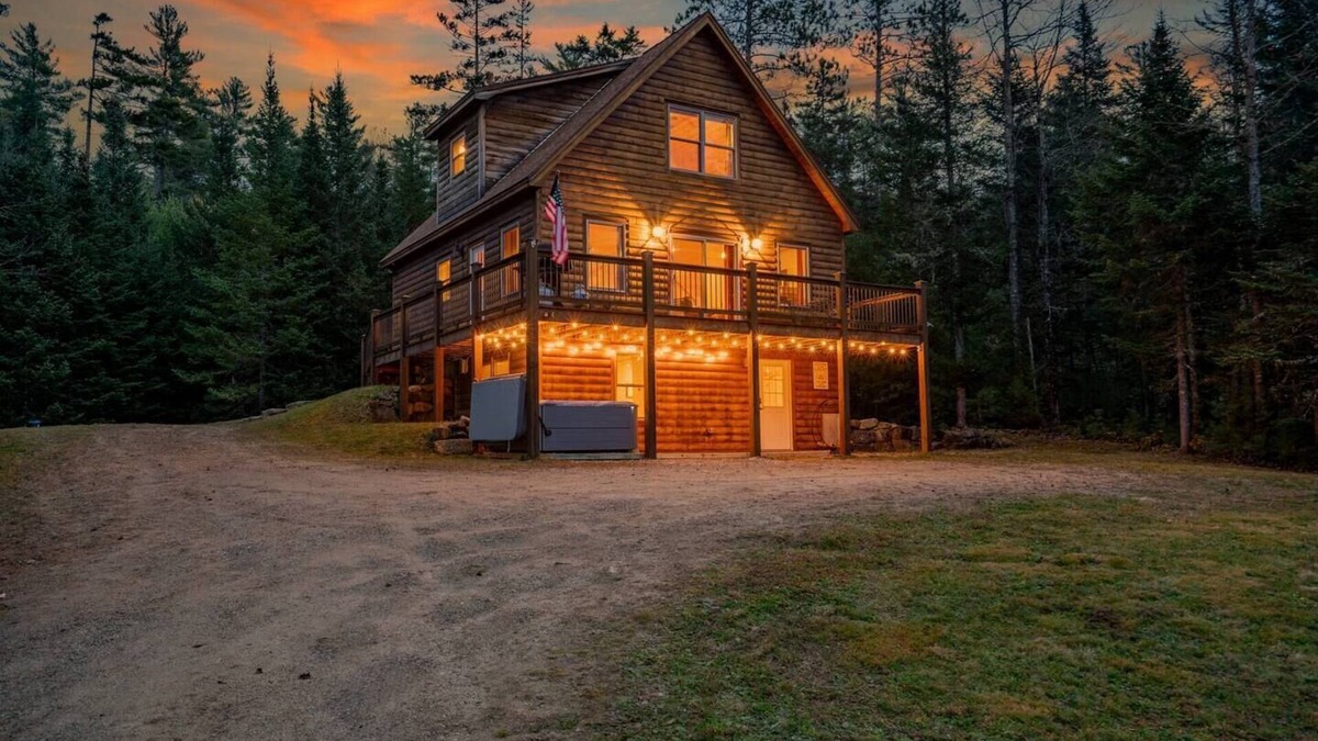 Sunday River Area Ski Chalet | Lovely 3-bedroom chalet in Bethel with hot tub