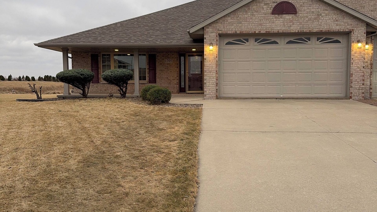 De Pere Condo | Lovely 3-bedroom condo with AC in De Pere, WI. 10 min drive from Lambeau field