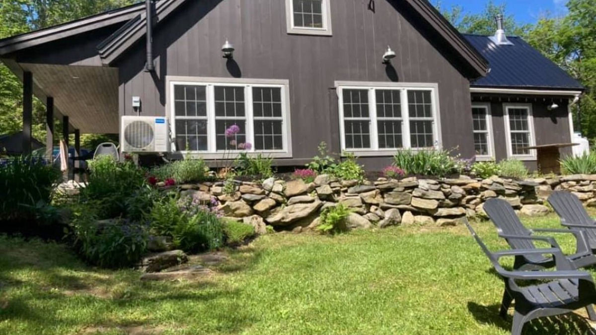 Abbot Cottage | Lovely 3-bedroom cottage on Piper Pond with AC in Abbot