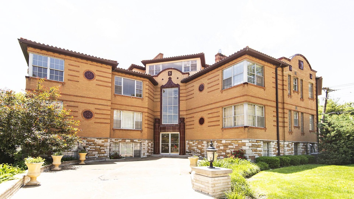 St. Louis Hills Apartment | Lovely 3 Bedroom Penthouse with Street Parking