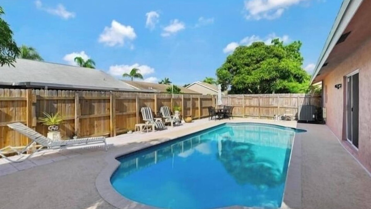 Lake Worth House | Lovely 3-bedroom pool house in Lake Worth