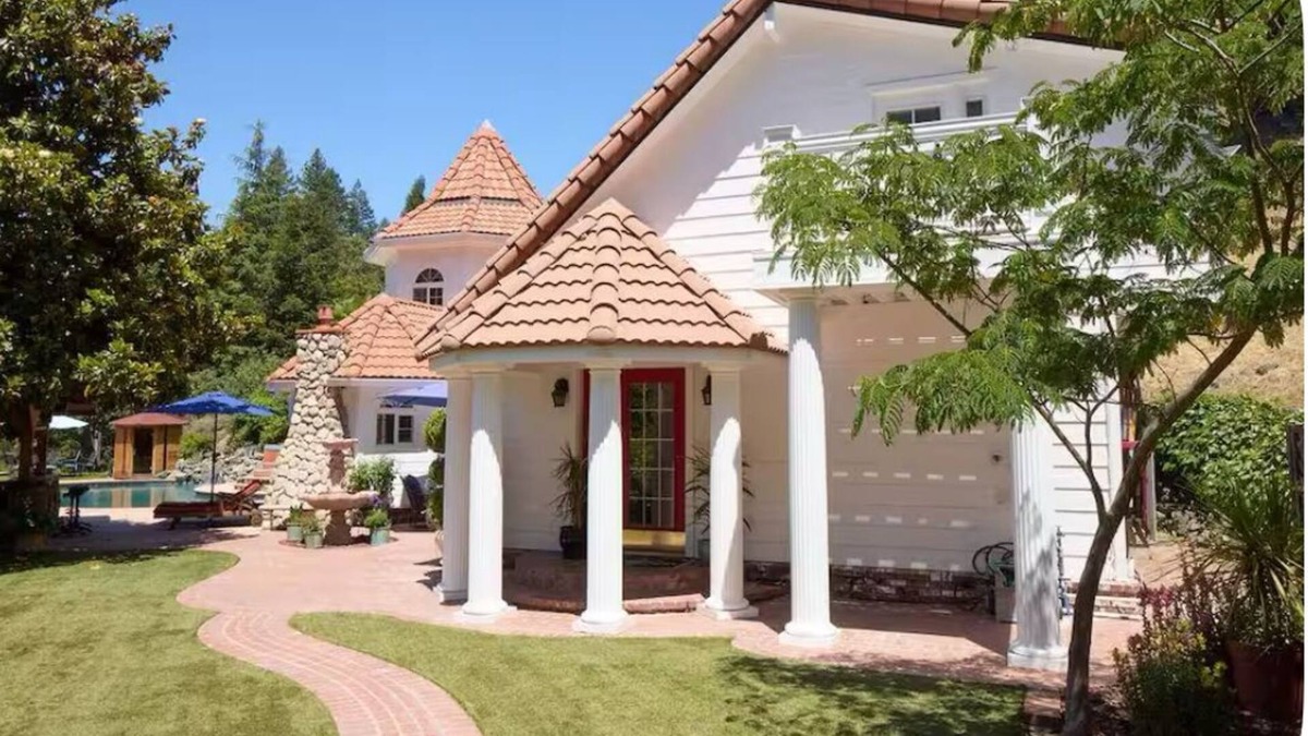 Redwood Valley House | Lovely 3-bedroom castle-get-away in Redwood Valley