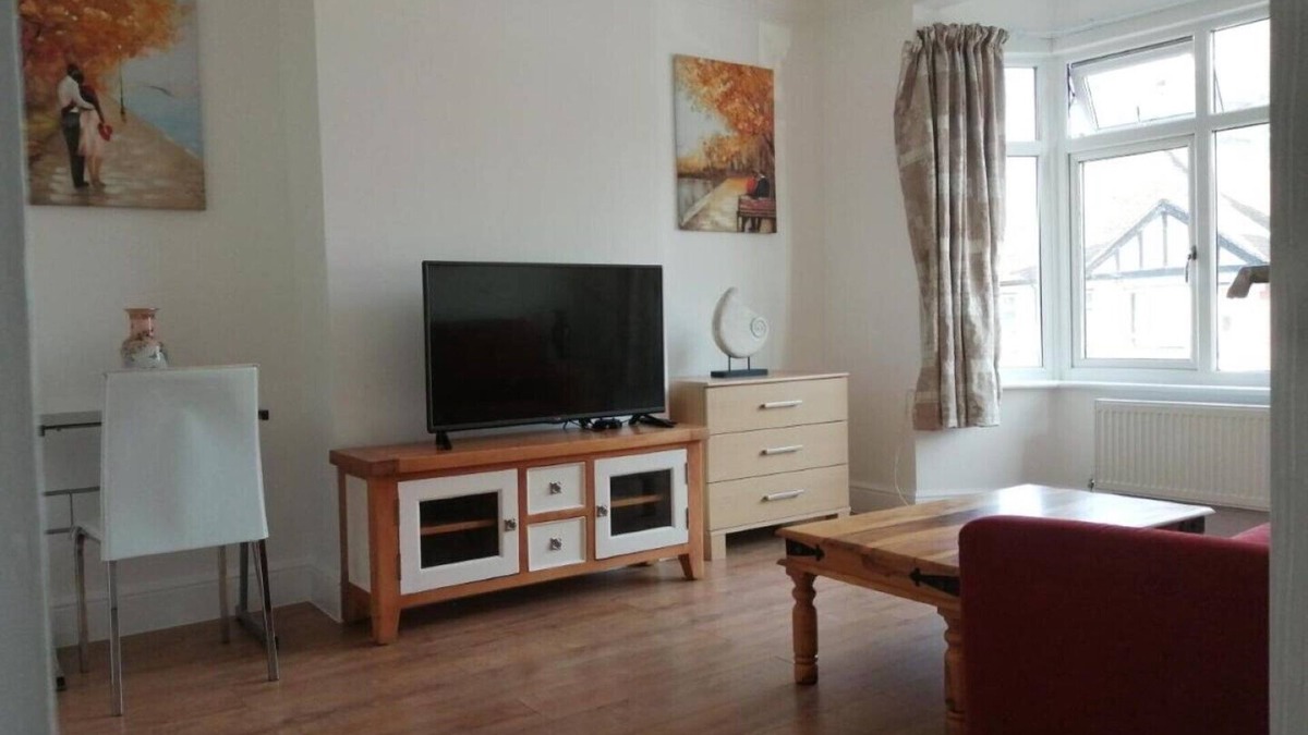 Havering Apartment | Lovely 3 Bedrooms Flat Near Romford Station With Free Parking