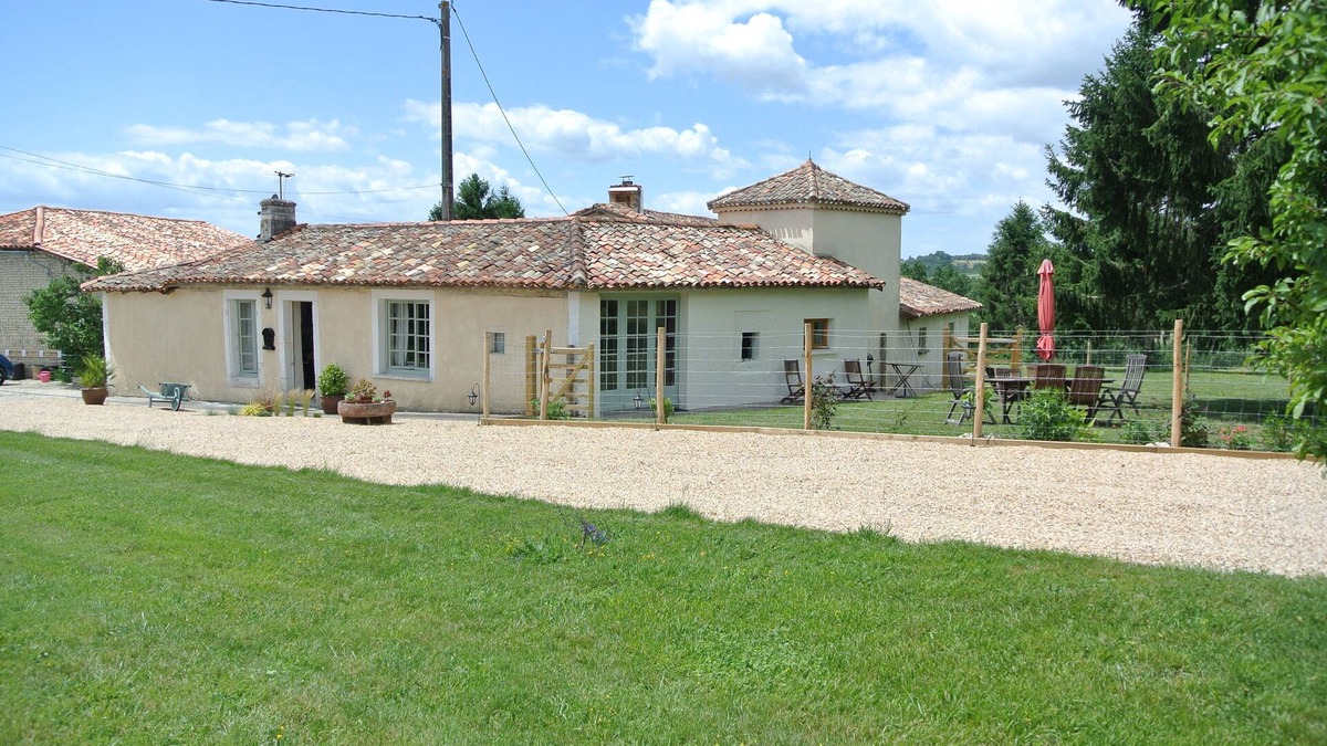Brossac Cottage | Lovely 3* cottage for 6 with large shared pool and fantastic views