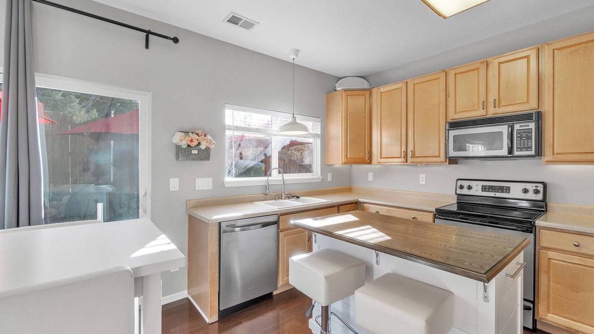 Parker House | Lovely 30-Day Boutique 3 Bedroom 3 Bath Furnished Rental