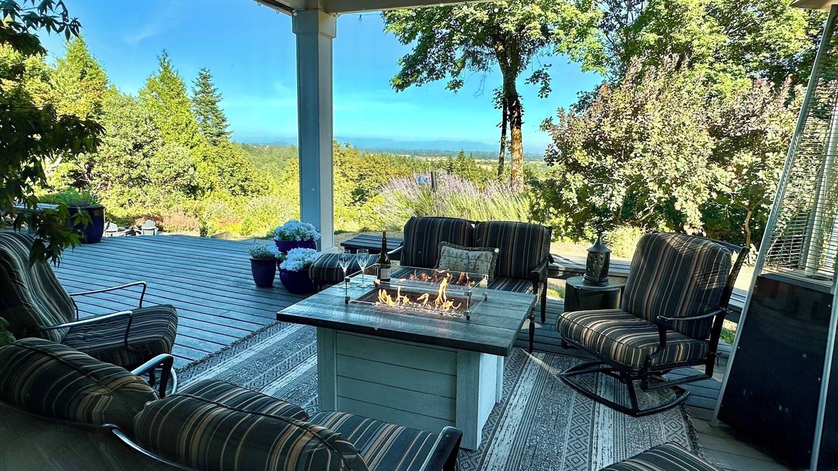Corvallis House | Lovely 4 bedroom, 3 bath home with hot tub and stunning views of the Cascade Mt.