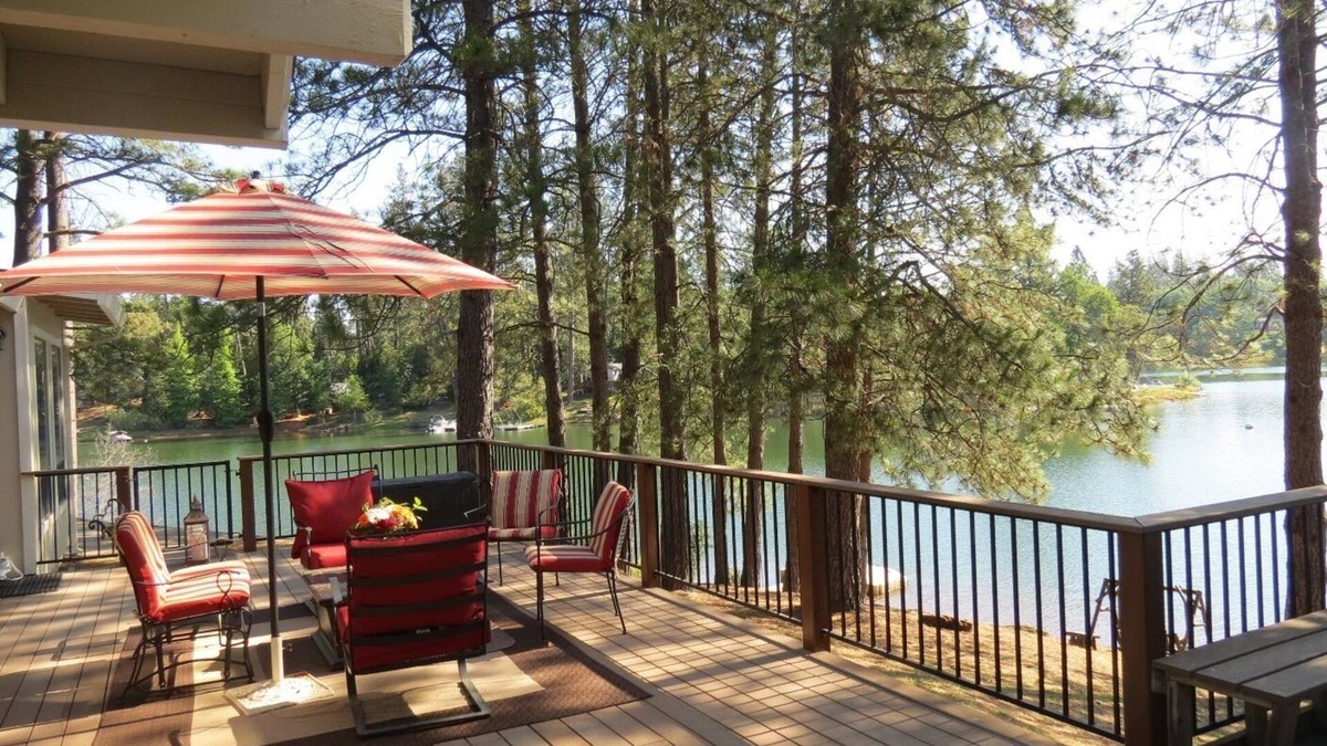 Auburn Cottage | Lovely 4 Bedroom Lakefront, Steps from Scenic Gold Country Lake, Open All Year!