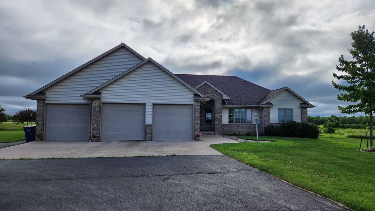 Oshkosh House | Lovely 5-bedroom house in Oshkosh with AC, WiFi 8 miles from EAA Grounds