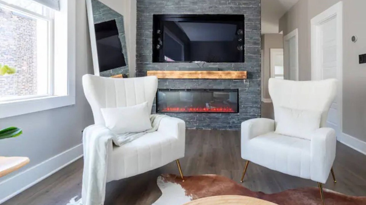 Uptown Apartment | -Lovely 5BD/3BR/3Parking on premises/Sleeps 14 guests/Andersonville