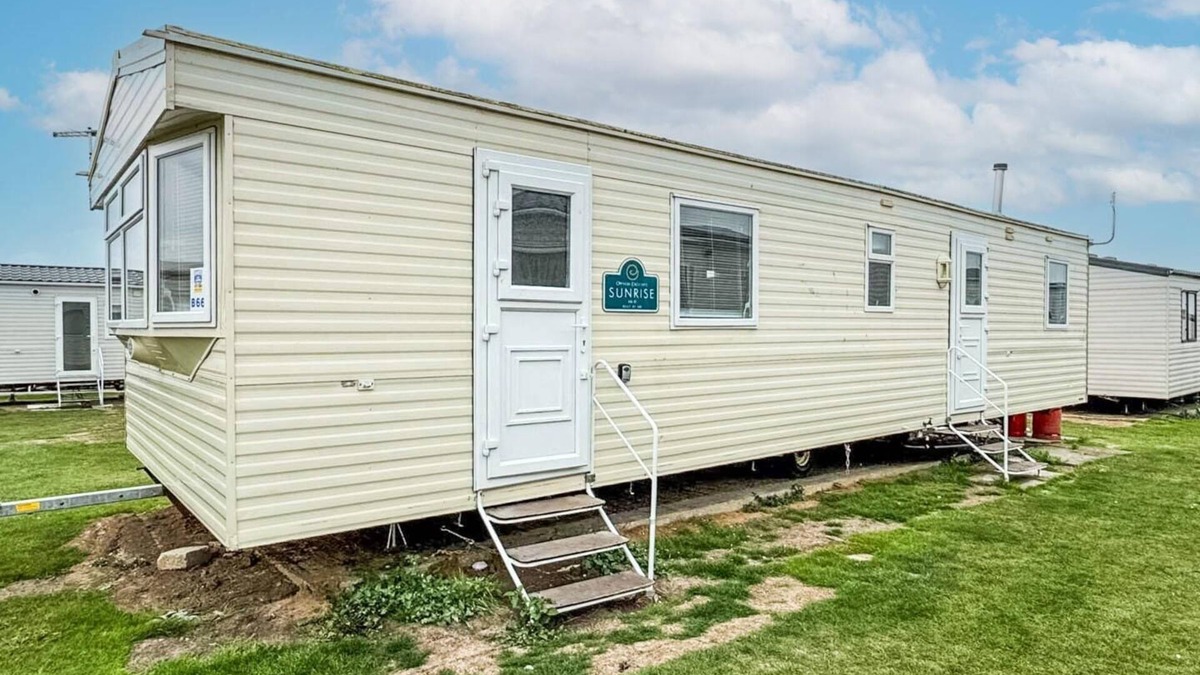 Leysdown-on-Sea House | Lovely 8 berth caravan at Harts Holiday Park in Kent ref 74066B