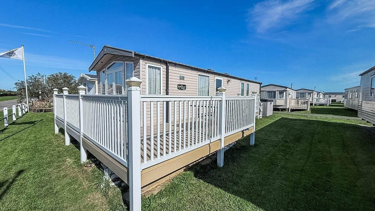 Caister-on-Sea House | Lovely 8 berth caravan with large decking area in Caister, Norfolk ref 65055EB