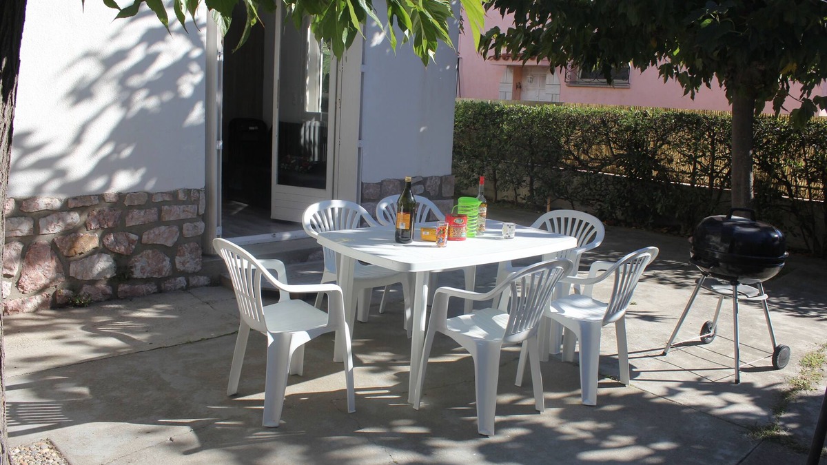 La Jetee Villa | Lovely air-conditioned 2-bedroom apartment, 1 parking space, 3 min from beach/restaurants.